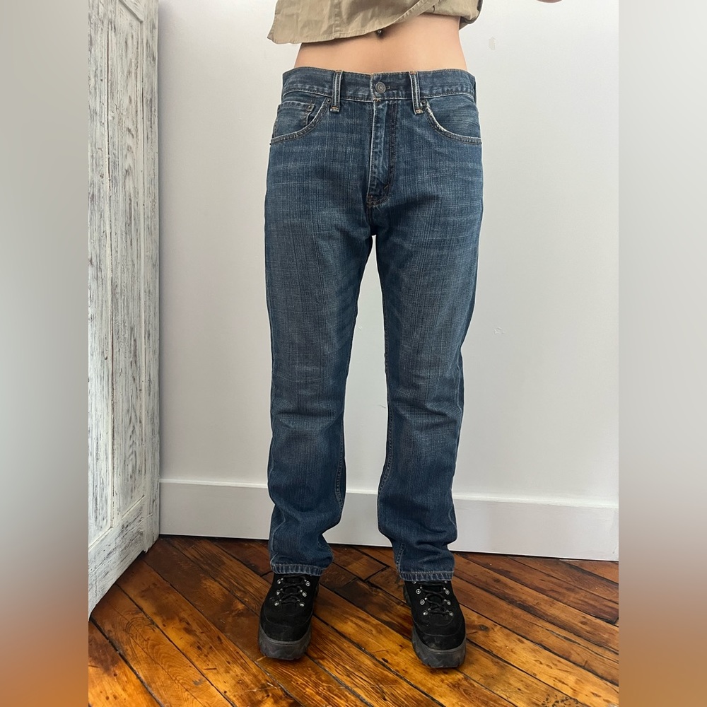 Levis Straight Leg 505 cut Size 32 lightly distressed classic blue wash